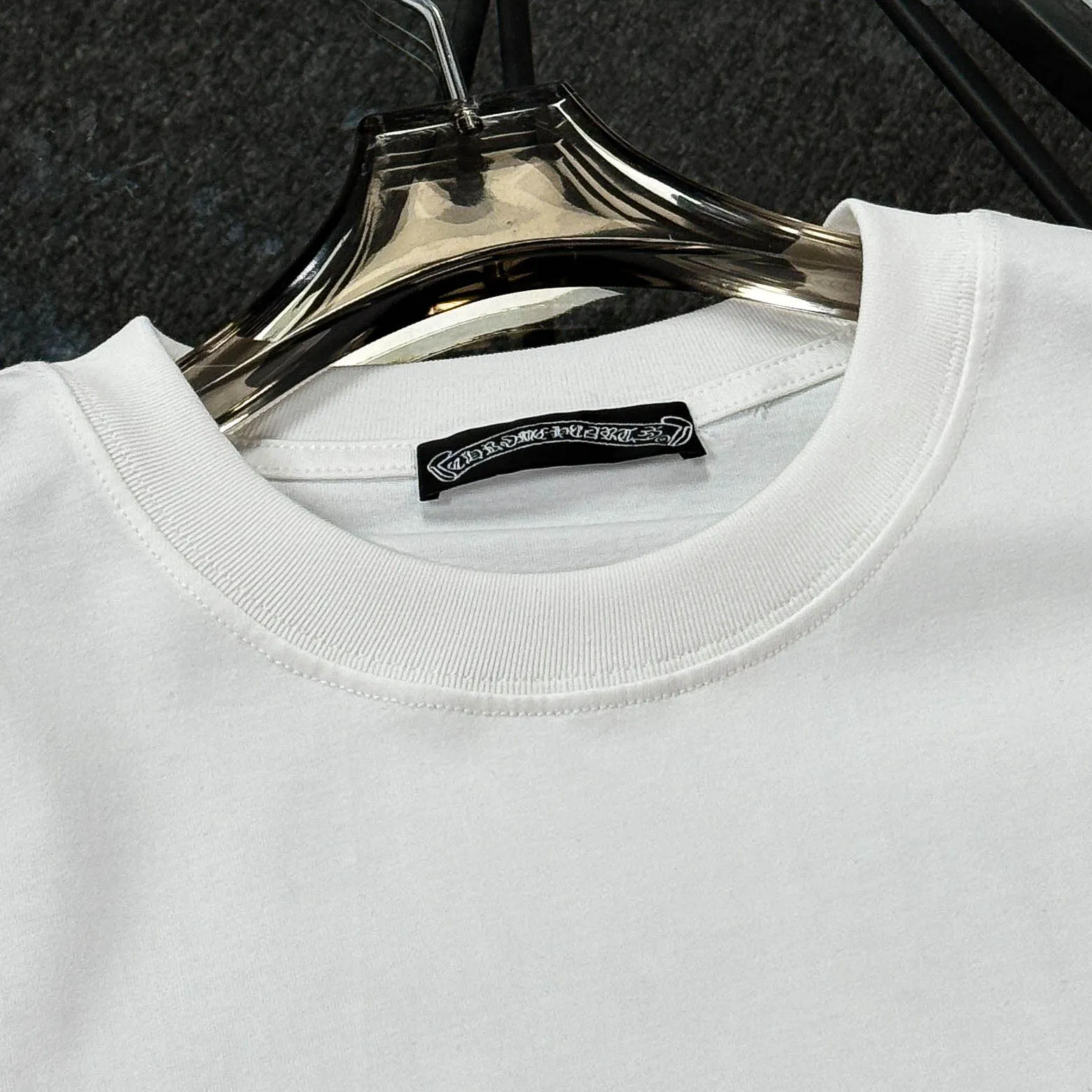 P170 Chrome Hearts Chrome Hearts 25 high-end versions. The fabric is made of 300 grams of high-density pure cotton. It does not deform or shrink. It has three labels. It is the same style for men and women. Technology: Digital printing. Color: White. Black. SIZE: S-XL.